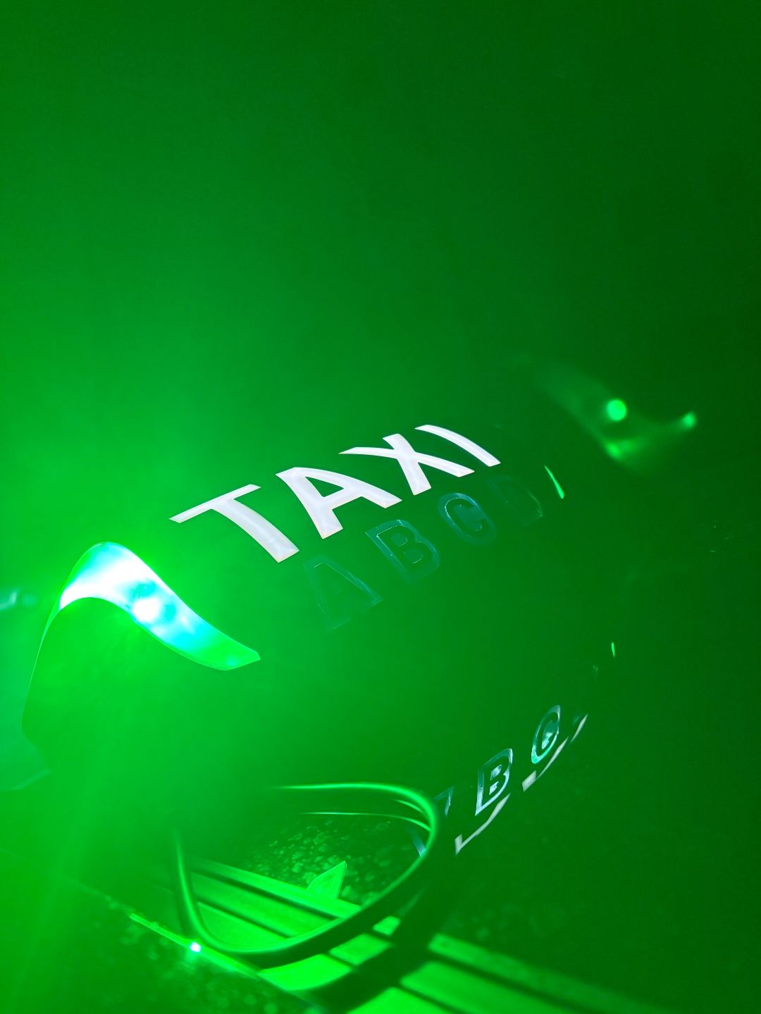 Véhicule de nuit, signal taxi allumé